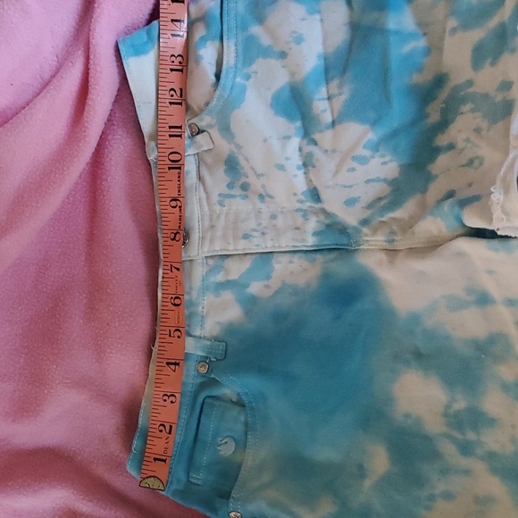 Fabulous Gloria Vanderbilt TyeDye shorts - Picture 4 of 8